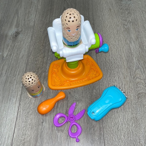 Play-Doh Hair Cutting Salon Set - Picture 13 of 15